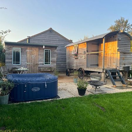 The Hen House Shepherds Hut With Hot Tub Chittoe Kültér fotó