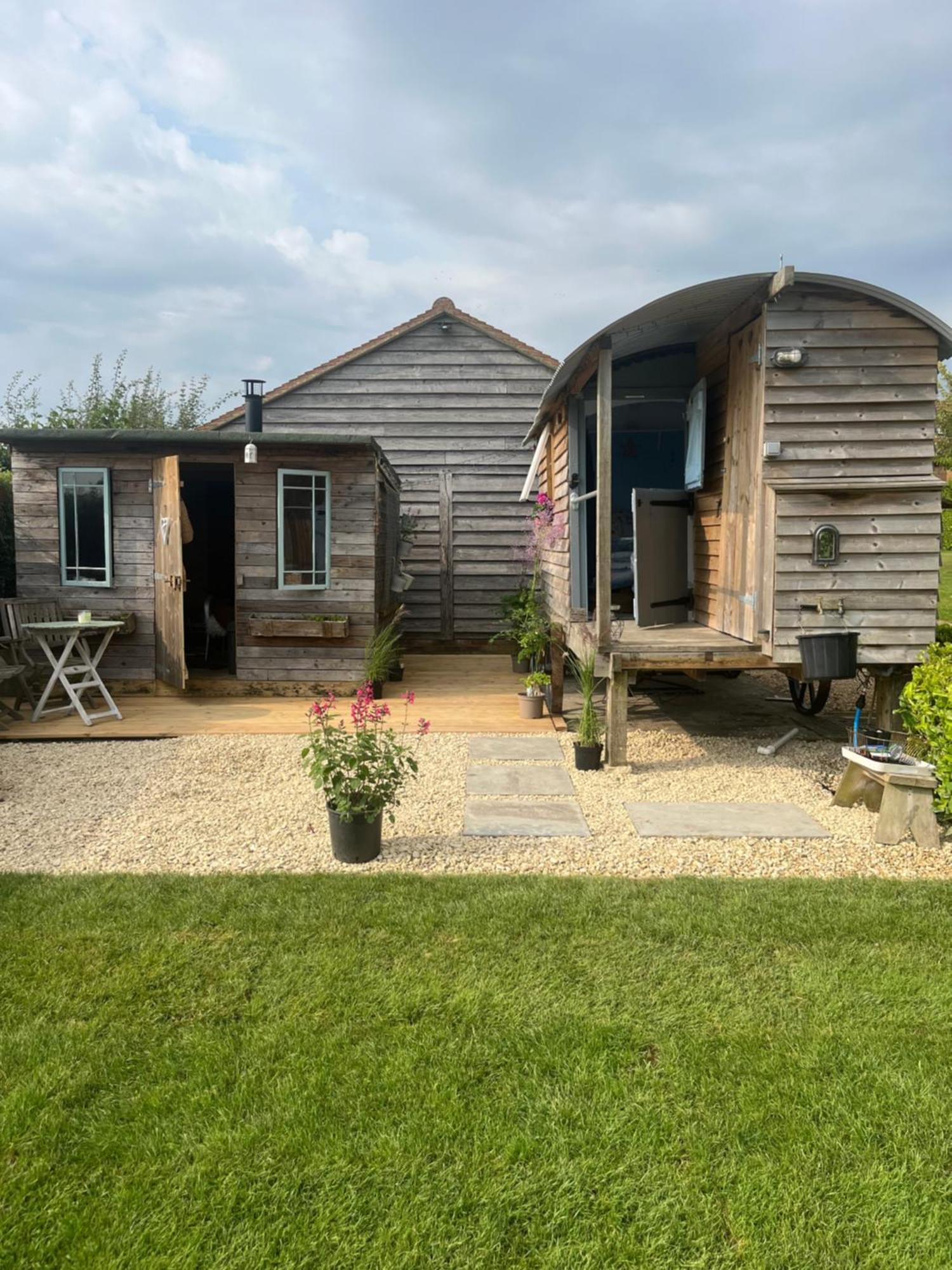 The Hen House Shepherds Hut With Hot Tub Chittoe Kültér fotó