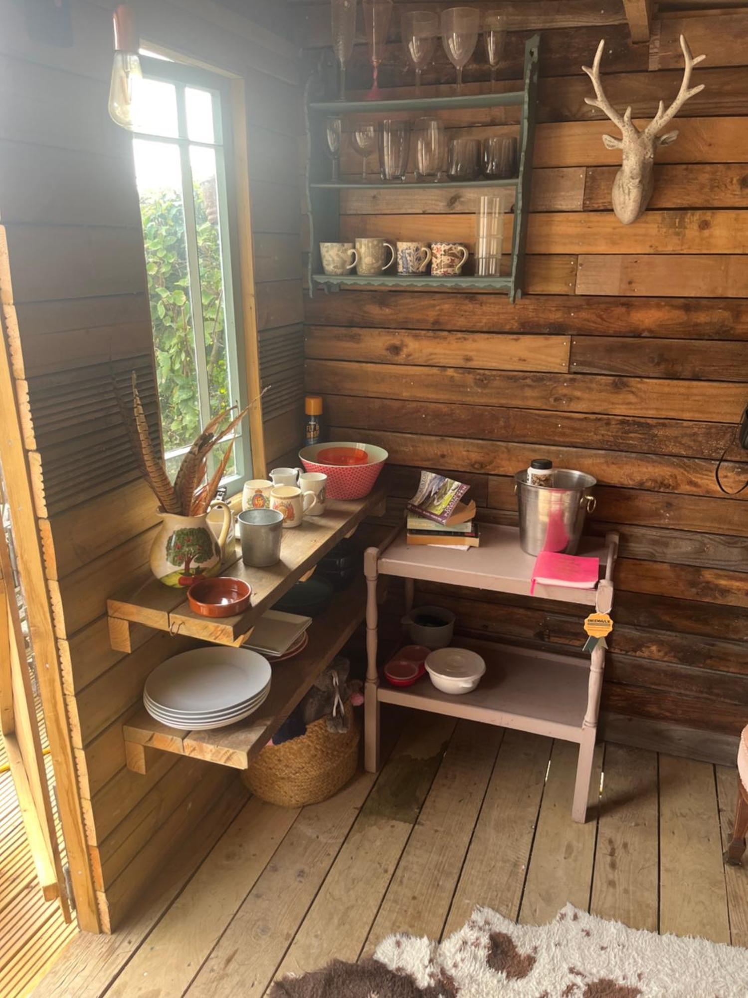 The Hen House Shepherds Hut With Hot Tub Chittoe Kültér fotó